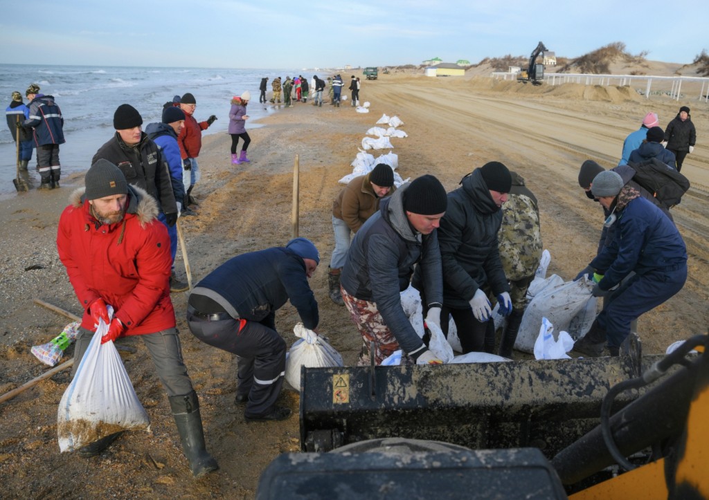 В ЛДПР раскрыли детали ситуации с очисткой побережья Кубани от гор мазута