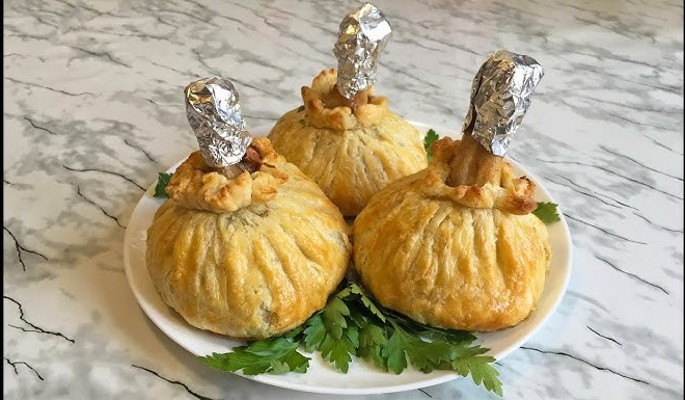 Интересная подача и приятный вкус: куриные ножки с грибами и луком в мешочках из теста