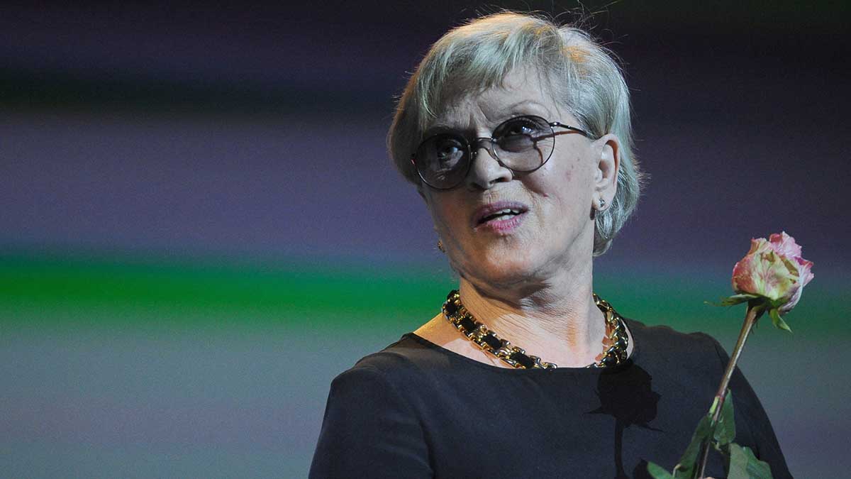 Почему Фрейндлих все еще выступает