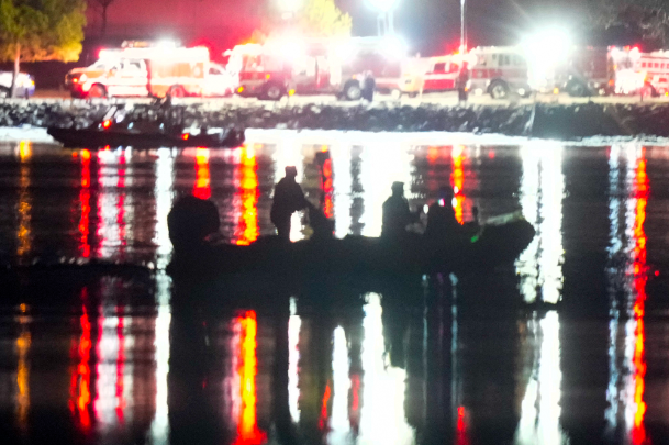 В США на подлете к аэропорту имени Рейгана рядом с городом Вашингтоном столкнулись пассажирский самолет Bombardier CRJ700 с 60 пассажирами и четырьмя членами экипажа и вертолет армии США Blackhawk с тремя военными на борту