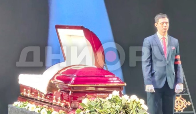 Боль и слезы: могила Добровольской утонула сразу после похорон