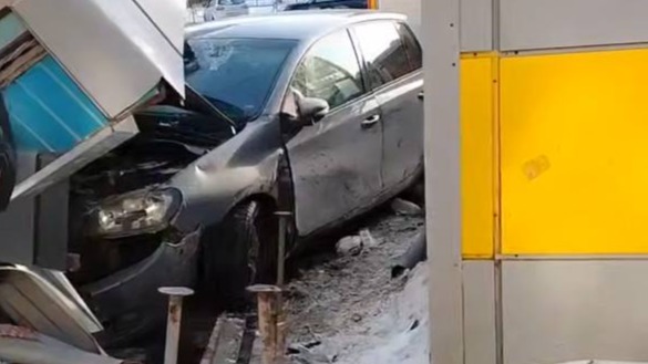 Девушка за рулем «Фольксвагена» влетела в остановку с людьми в Кургане