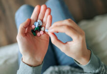 Фармацевт Панов рассказал о способах распознавания оригинальных лекарств AWomanHandTakePillsFromThePalmOfHis