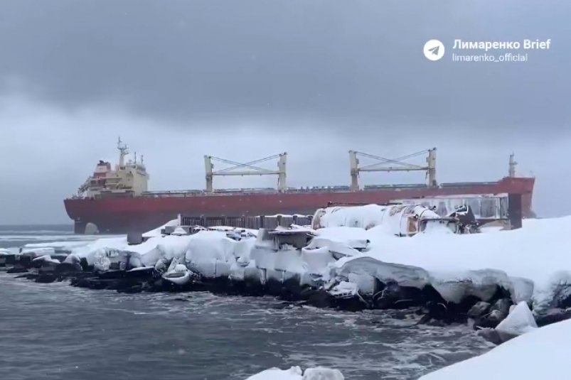Иностранное судно село на мель у берегов Сахалина стоп-кадр из видео в телеграм-канале Лимаренко Brief