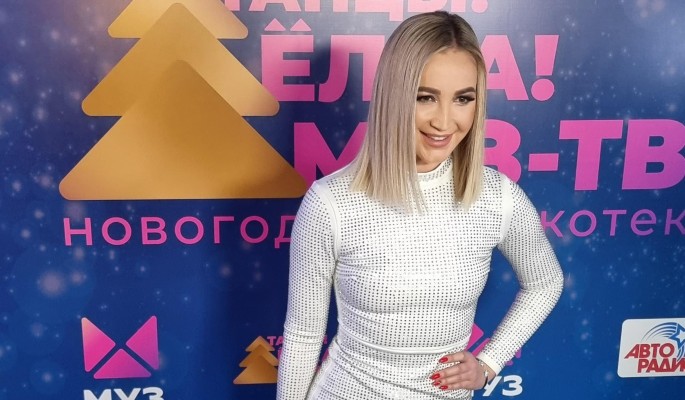 В День Святого Валентина Бузова похвалилась шикарным букетом цветов