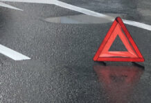 Дорожная ситуация на МКАД: оперативные службы на месте происшествия Последствия ДТП с участием автомобиля каршеринга в центре Москвы