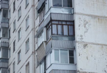 Мощная взрывная волна разрушила окна жилого дома в Ростове-на-Дону Остекленные балконы жилых домов