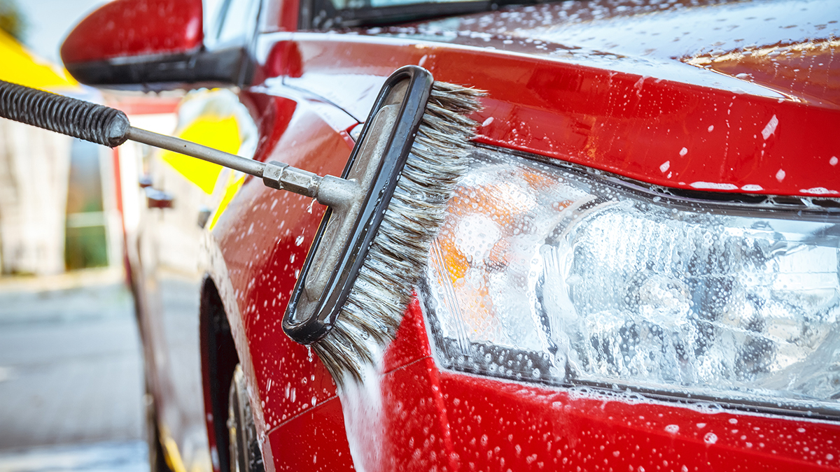 «Пахать надо»: депутат Барсов предложил пенсионерам работать на автомойке