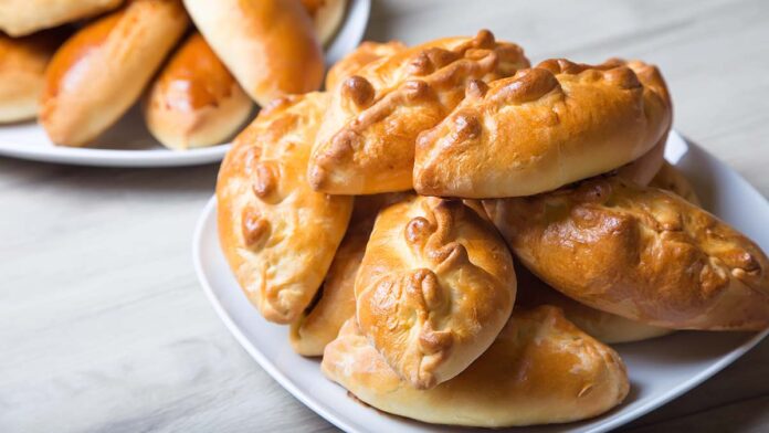 TraditionalRussianBakedPiespirozhkiClose-upSelectiveFocus