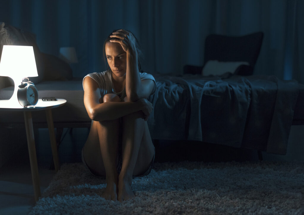 Depressed woman suffering from insomnia - onlymainnews девушка не может уснуть ночью