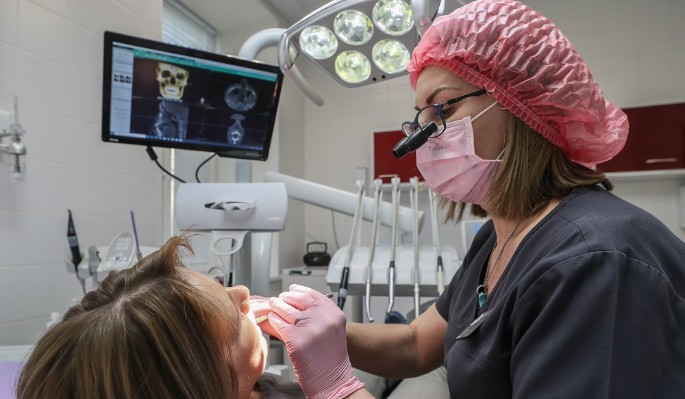 Как сберечь десны и зубы от травмирования: объяснил стоматолог