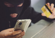 Подросток и мошенники: история спасения семейных накоплений MaleHackerInARobberMaskUsesPhoneCreditCard