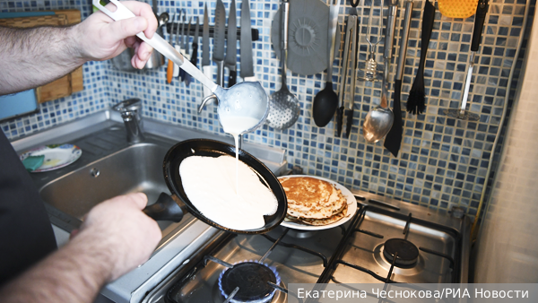 Нутрициологи посоветовали на Масленицу печь здоровые овсяноблины