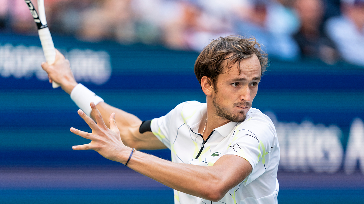 Теннисист Даниил Медведев после матча в Дубае возмутился из-за камеры на сетке