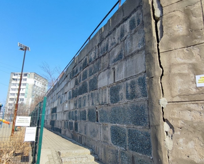Аварийная подпорная стена на Аллилуева, 2а, во Владивостоке предоставлено ТСЖ "Молодая семья"