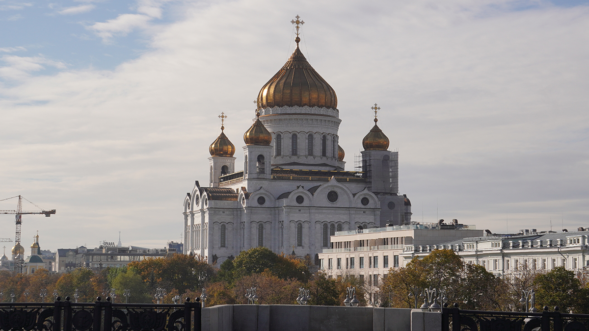 Гроб с Киркоровым вынесли после отпевания в московском храме Христа Спасителя