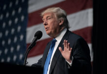 Дональд Трамп поддержал Майкла Уолтца после инцидента с секретным чатом в США и Йемене SiouxCityIowaUsa-November62016RepublicanPresidential