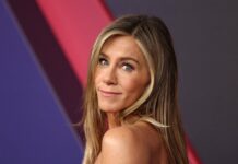 Дженнифер Энистон и Педро Паскаль наслаждаются вечером в Tower Bar Западного Голливуда dzhennifer eniston i pedro paskal naslazhdayutsya vecherom v zapadnogo gollivuda-onlymainnews-ru-174283745900-0