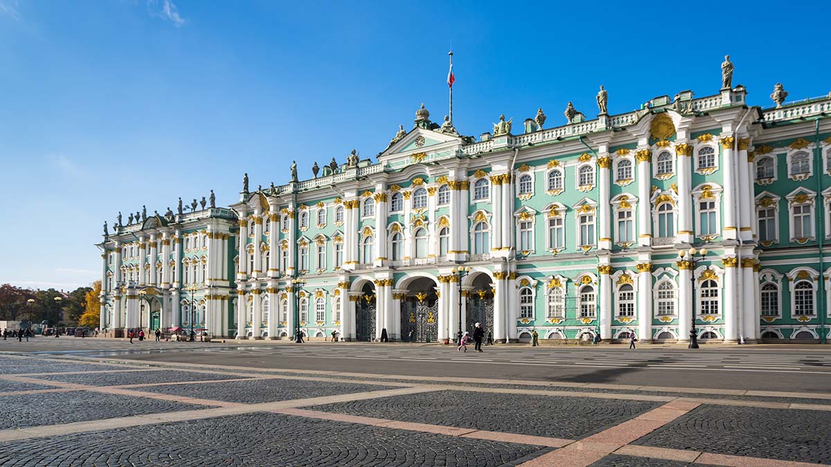 Двух девушек не пустили в Эрмитаж из-за слишком нарядной одежды