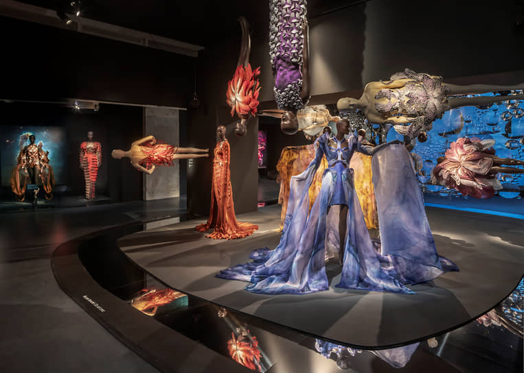 Ирис ван Херпен объединяет науку и искусство в ArtScience Museum Сингапура-0