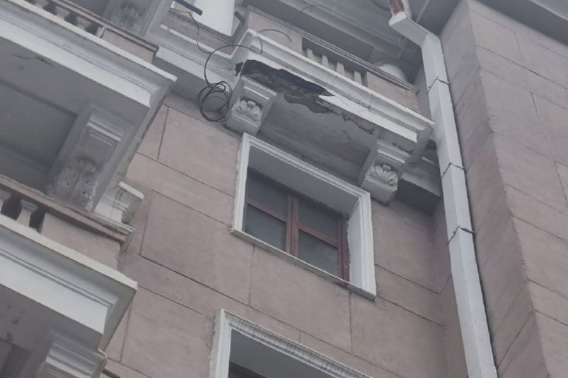 В центре Владивостока обваливается фасад дома ИА PrimaMedia