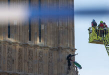 palestinskij aktivist podnyalsya na bigben v znak solidarnosti-onlymainnews-ru-174144102300-0