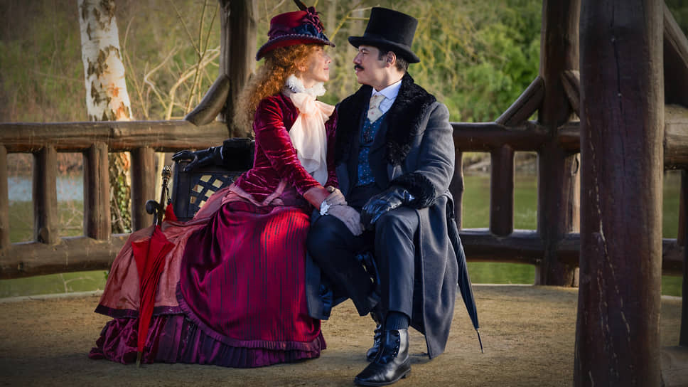 Нарядное кино игнорирует сценическую жизнь Сары Бернар (Сандрин Киберлен), сосредотачиваясь на личной