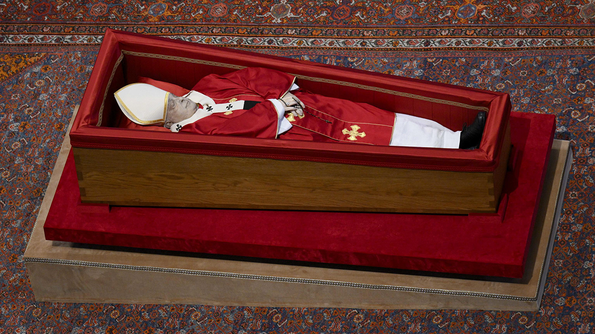 Синяк на лице папы римского откуда взялся