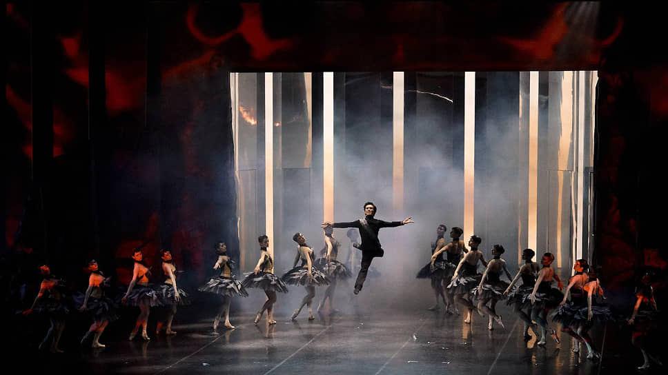 Зеркальный задник призван напоминать, что происходящее на сцене отражает внутренний мир главного героя