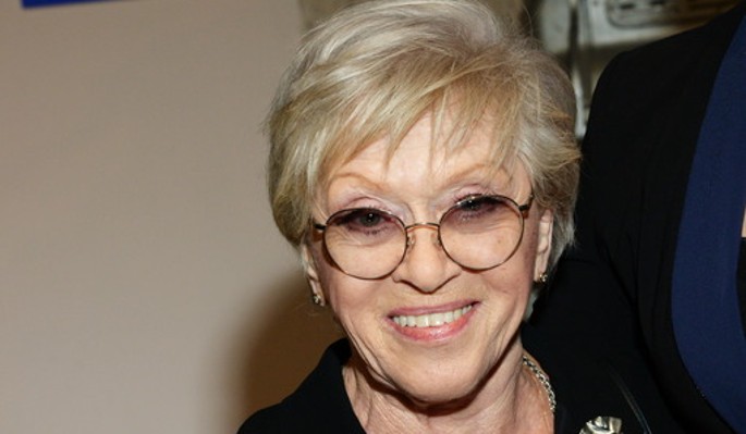 Свалившейся при смерти Фрейндлих сделали операцию