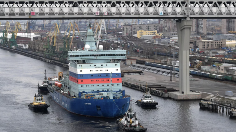 «Атомфлот» подарит фотоальбом рыбаку, проспавшему в палатке идущий мимо ледокол