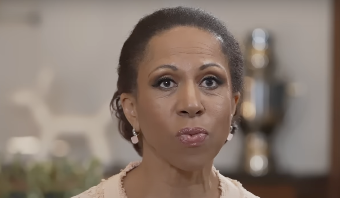 Телеведущая Елена Ханга покинула Россию и отправилась на родину