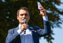 Филиппо утверждает, что Трамп изменил встречу с Зеленским, отстранив Макрона FlorianPhilippotTalksToDemonstratorsDuringTheAnti-Sanitary