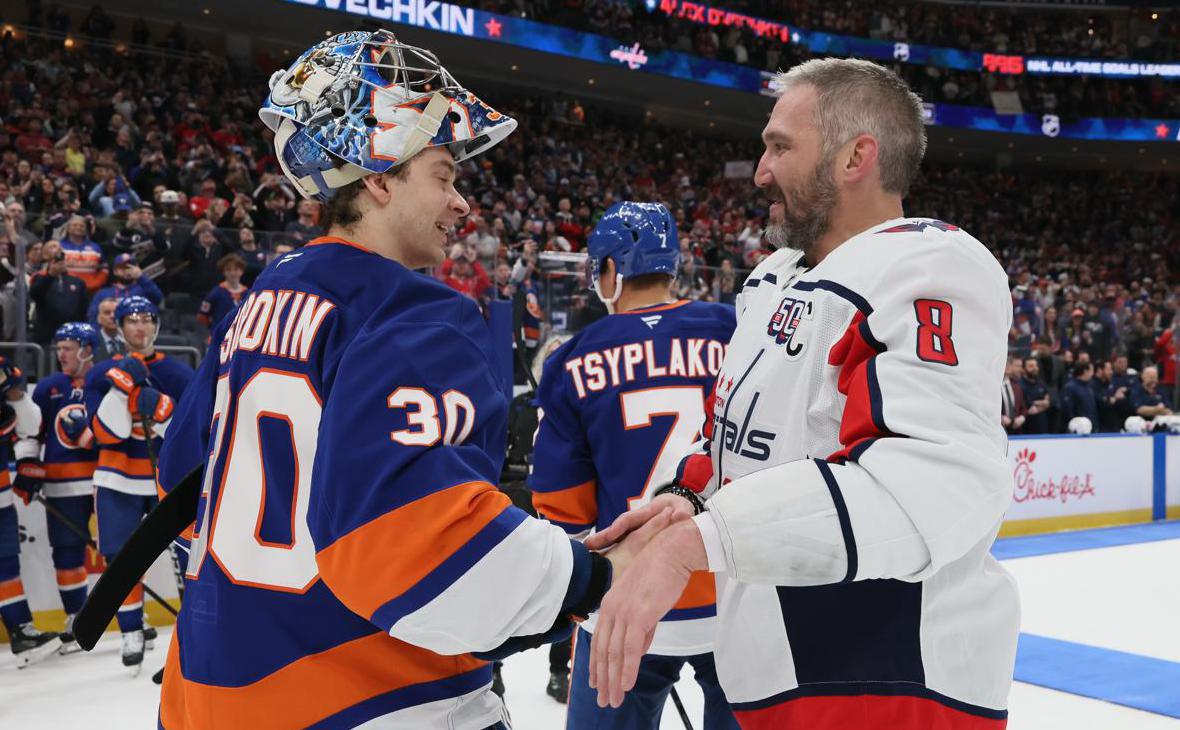 Илья Сорокин и Александр Овечкин (Bruce Bennett / Getty Images)
