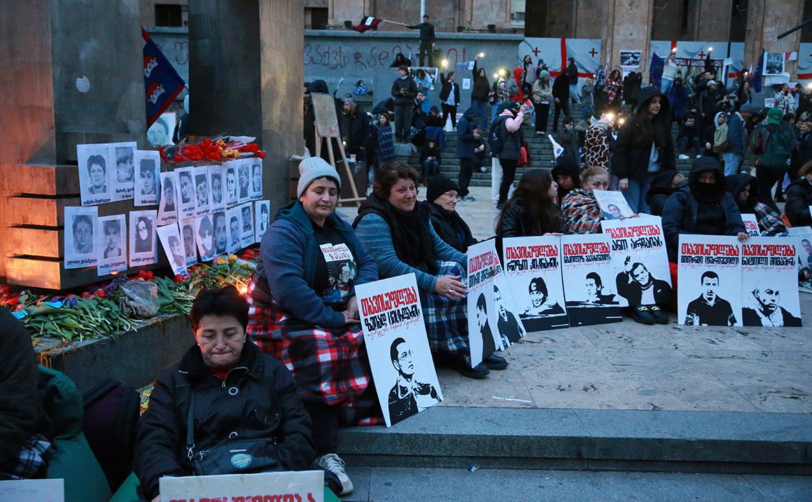 Акция протеста перед зданием парламента в Тбилиси, Грузия, 9 апреля 2025 года (Zurab Tsertsvadze / AP / ТАСС)