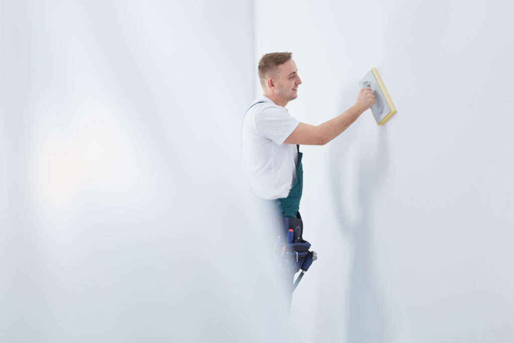 Кадр 3 человек в белом красит стену