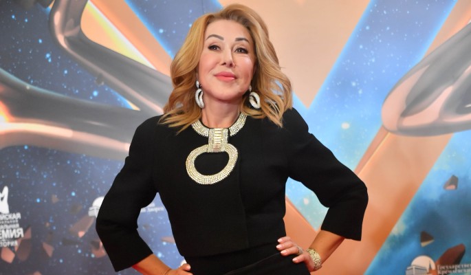 Моложавая Успенская утерла дочери нос