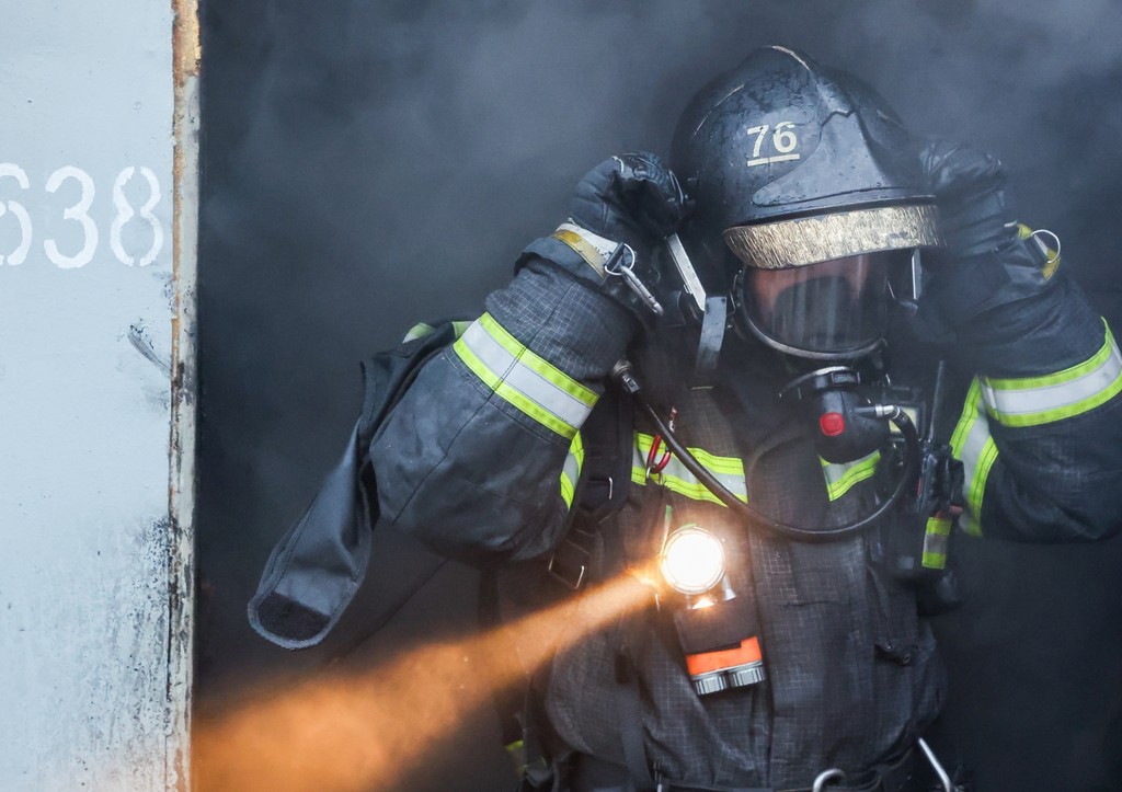 На Алтае загорелись склады вдоль железнодорожных путей