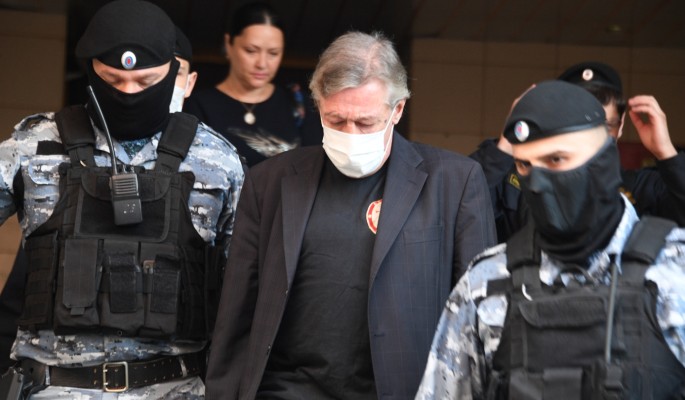 "Настоящие друганы": кто из звезд навещает Ефремова в тюрьме