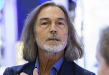 Никас Сафронов о жизни искусством и поддержке близких в диалоге с мировыми лидерами nikas safronov o zhizni iskusstvom i podderzhke blizkih v dialoge s mirovymi liderami-onlymainnews-ru-174379408100-0