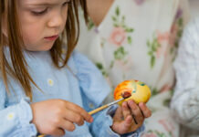 Пасхальные традиции - Ильяшенко разрешает крашеные яйца и куличи с начинками ALittleGirlPaintsAnEasterEggEasterHoliday