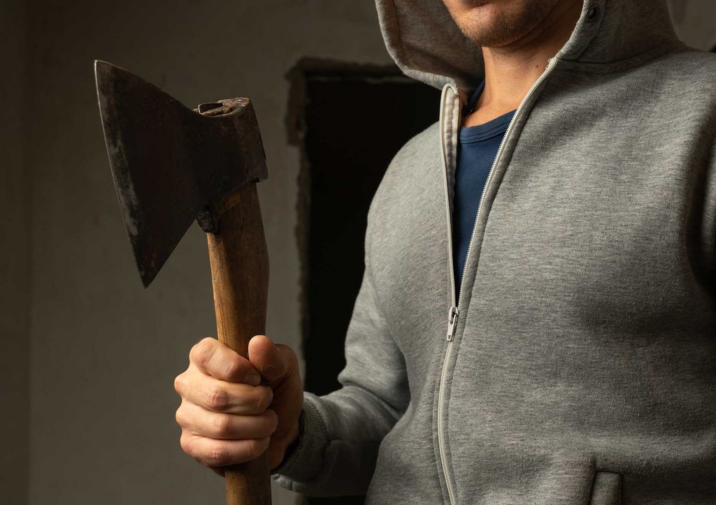 Разгневанный мужчина с топором напал на детей на футбольном поле