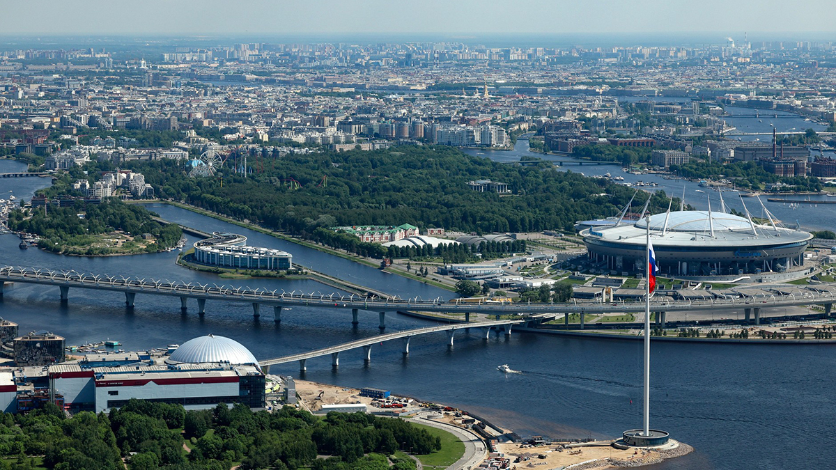Девочка провалилась сквозь технический пол в ТЦ в Петербурге