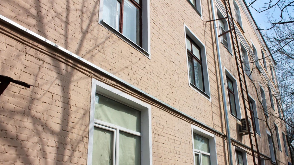 В 2025 году в Южном округе капитально отремонтируют дом 1957 года с венчающим карнизом