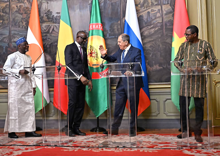 На встрече с коллегами из Мали, Буркина-Фасо и Нигера глава МИД РФ Сергей Лавров дал добро на содействие формированию объединенных вооруженных сил трех стран