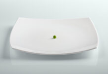 Советы от Царегородцевой и Кардашовой - безопасный пост в Страстную пятницу SingleFreshGreenPeaOnWhitePlate