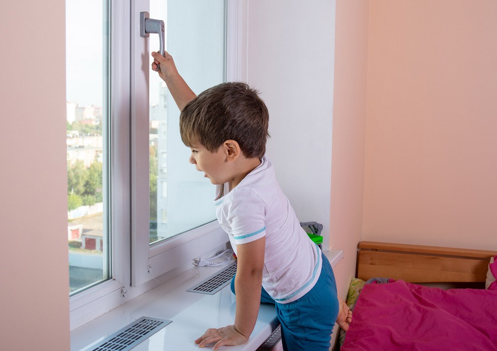 Родителям дали советы, как обезопасить детей от падений из окна