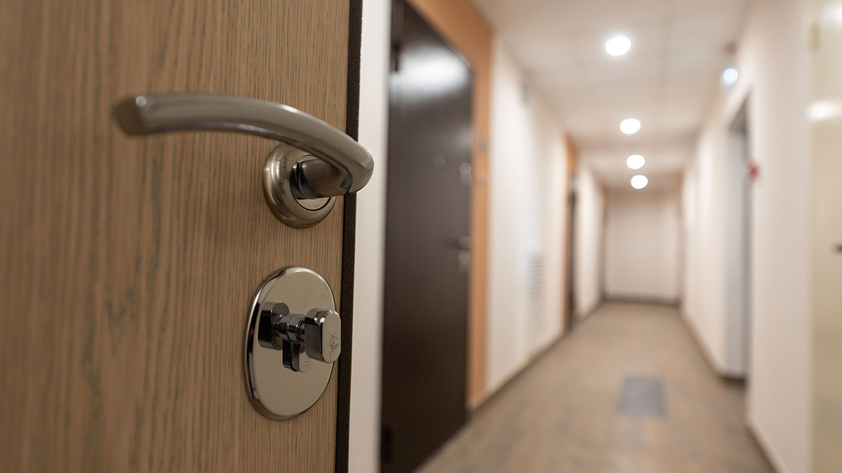 К кому обращаться, если в соседней квартире кто-то умер