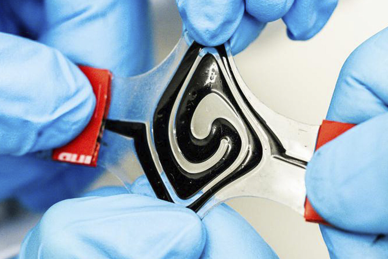 Университет Линчепинга и Айман Рахманудин открывают эру пластичных аккумуляторов будущего-0