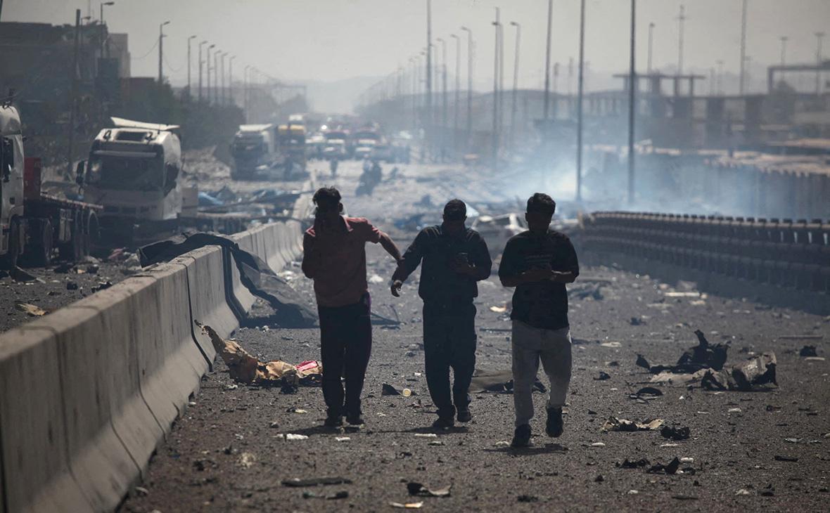 Последствия взрыва в порту Шахид-Раджаи в Бандар-Аббасе, Иран, 26 апреля 2025 года (Mohammad Rasoul Moradi / IRNA / WANA / Reuters)